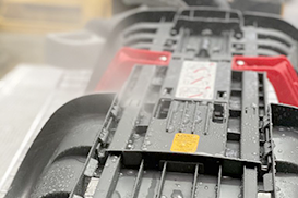 チャイルドシートの本体は高圧洗浄機ですみずみまで洗浄