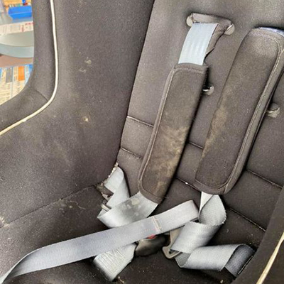 チャイルドシートクリーニングのビフォー